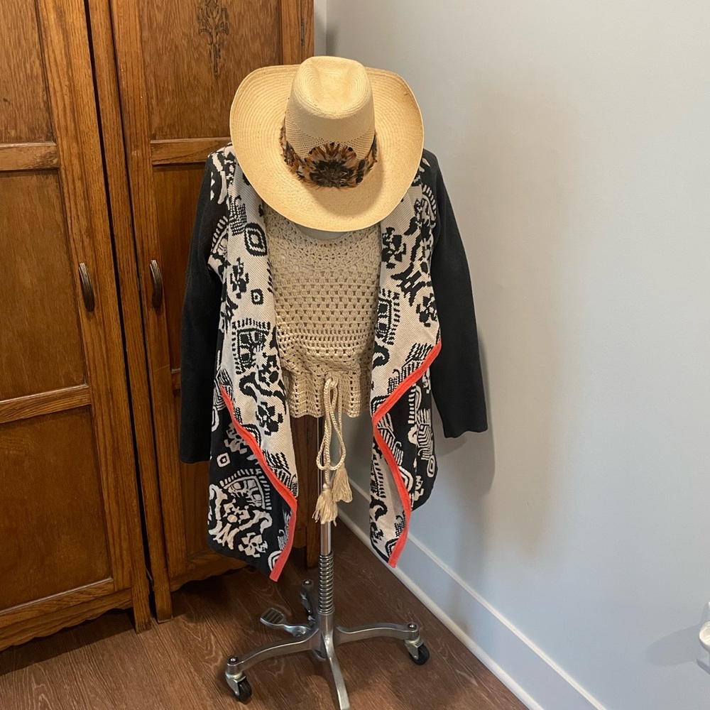 Elan Beige Crochet Blouse with White Sleeves - Picture 12 of 12